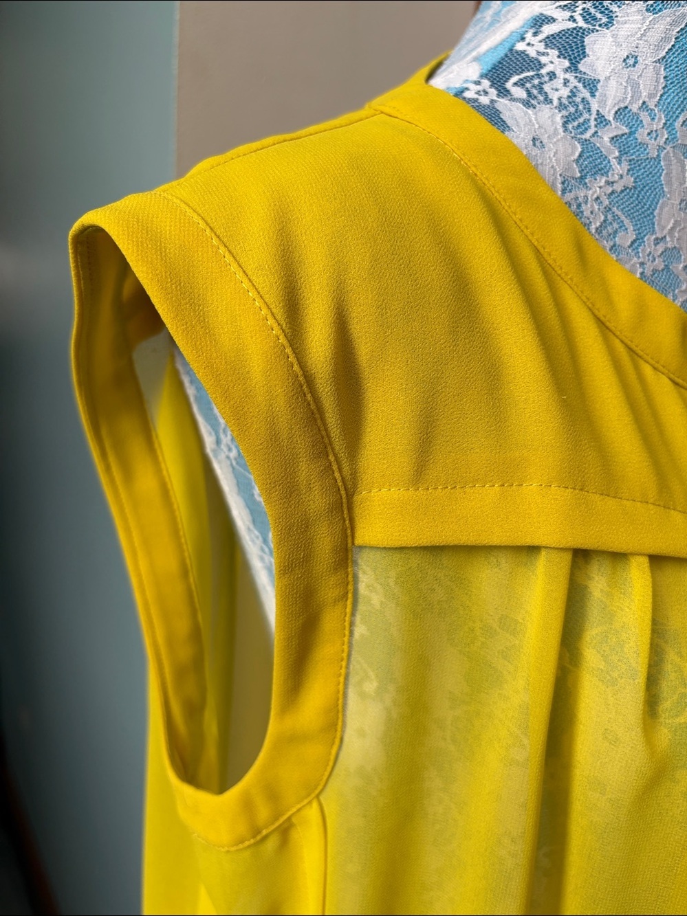 See by Chloé Top mostly sheer bright mustard yellow
Cropped/drawstring hem - Picture 4 of 12